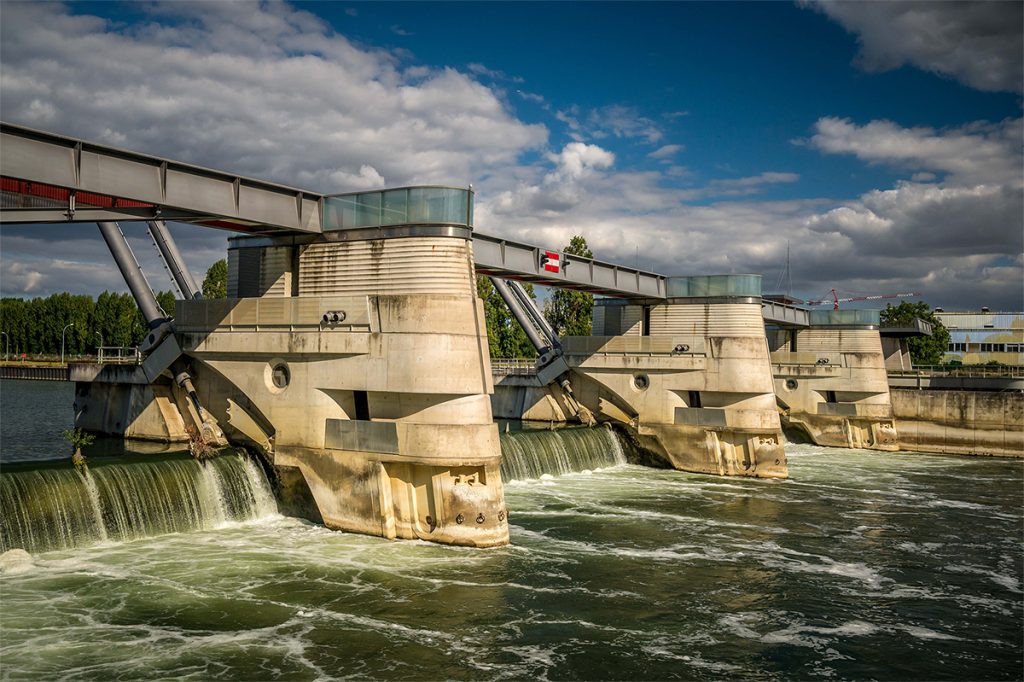 Barrage de Châtou sur la Seine dans les Yvelines, ouvrage de régulation fluviale et de navigation du XIXe siècle