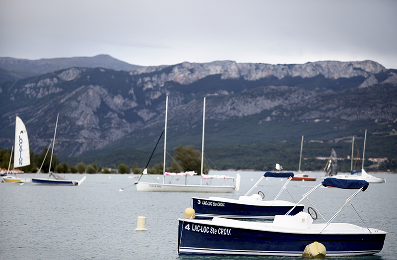 Bateaux et pédalos au port de Bauduen sur le lac de Sainte-Croix, village touristique provençal aux portes des Gorges du Verdon