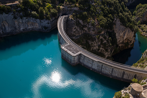 Barrage-voûte de Sainte-Croix et son lac aux eaux turquoise, porte d'entrée des Gorges du Verdon dans les Alpes-de-Haute-Provence