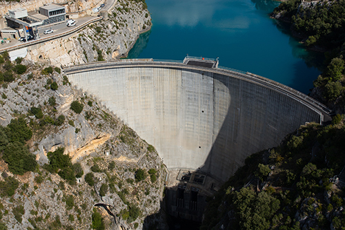 Barrage-voûte de Sainte-Croix et son lac aux eaux turquoise, porte d'entrée des Gorges du Verdon dans les Alpes-de-Haute-Provence