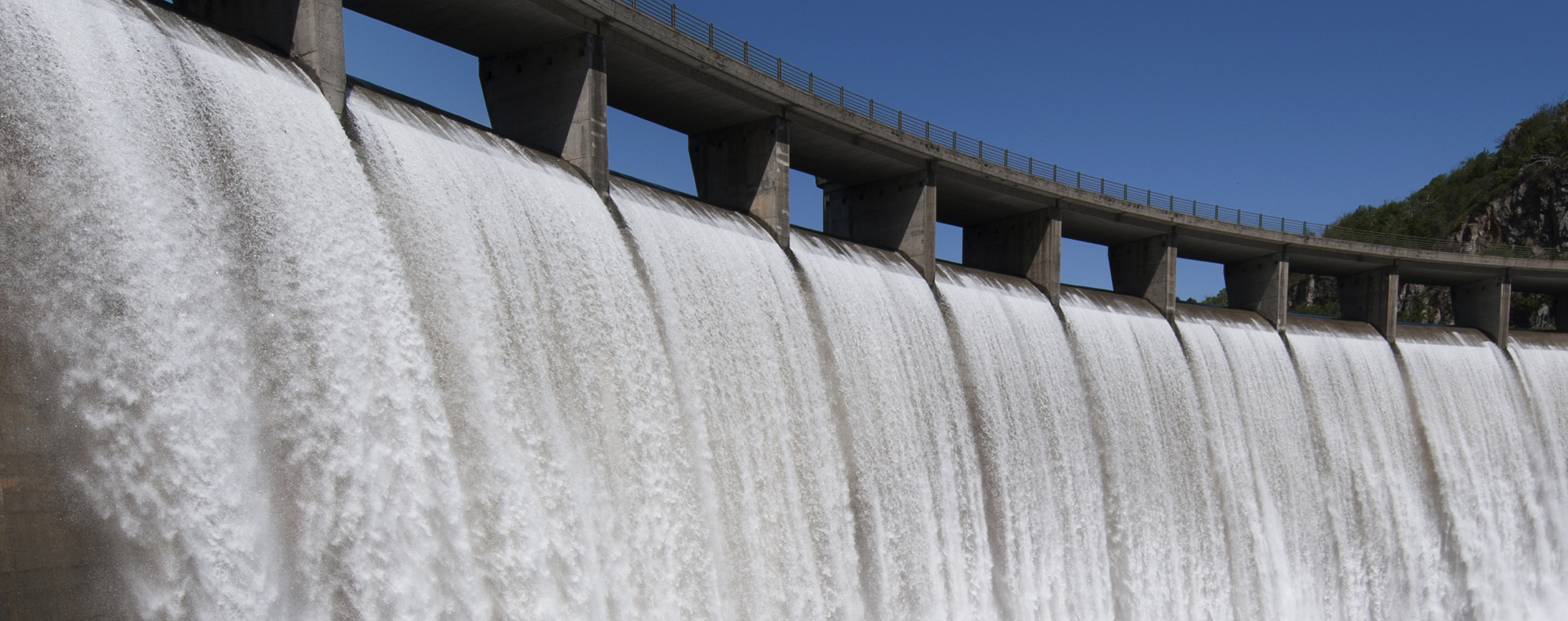 On les croit tous pareils : une grande muraille qui retient de l’eau. Mais en réalité, les barrages sont bien plus diversifiés qu’on ne l’imagine.  Saviez-vous que certains atteignent plus de 180 mètres de haut ? C’est plus qu’un gratte-ciel de 60 étages !