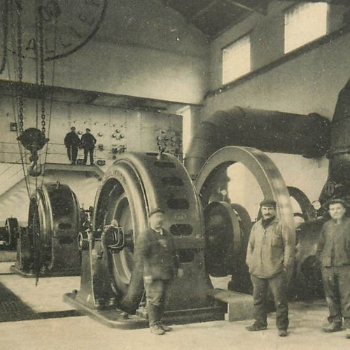 Photo historique d'une des premières turbines electrique de barrage