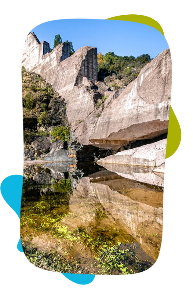 Ruines du barrage de Malpasset dans le Var, dont la rupture en 1959 a conduit à une refonte complète de la réglementation française sur la sécurité des ouvrages hydrauliques