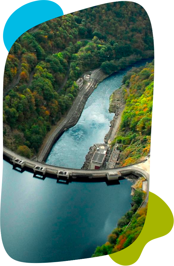 Vue aérienne d'un barrage hydroélectrique et de son lac de retenue, infrastructure clé du mix énergétique décarboné et de la gestion territoriale de l'eau