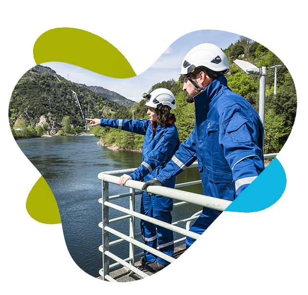 Ingénieurs inspectant un barrage depuis la crête, symbole du haut niveau de technicité et d'expertise française en génie hydraulique