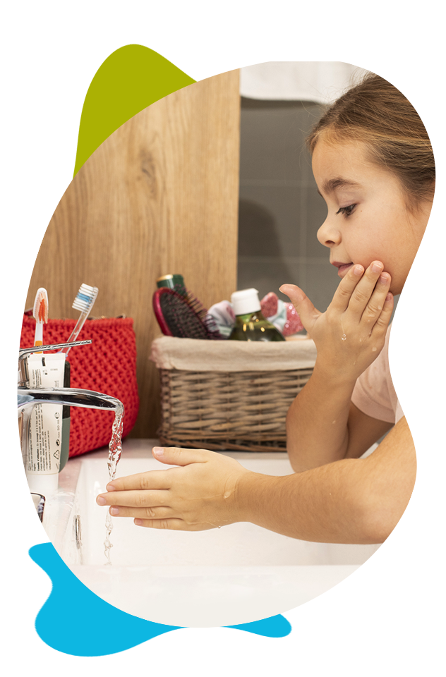 Petite fille utilisant l'eau du robinet : enjeu de la sécurisation de l'approvisionnement en eau potable pour les générations futures