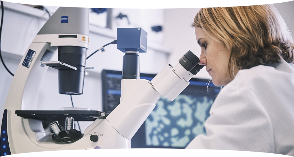 Analyste en laboratoire effectuant un contrôle sanitaire de l'eau au microscope