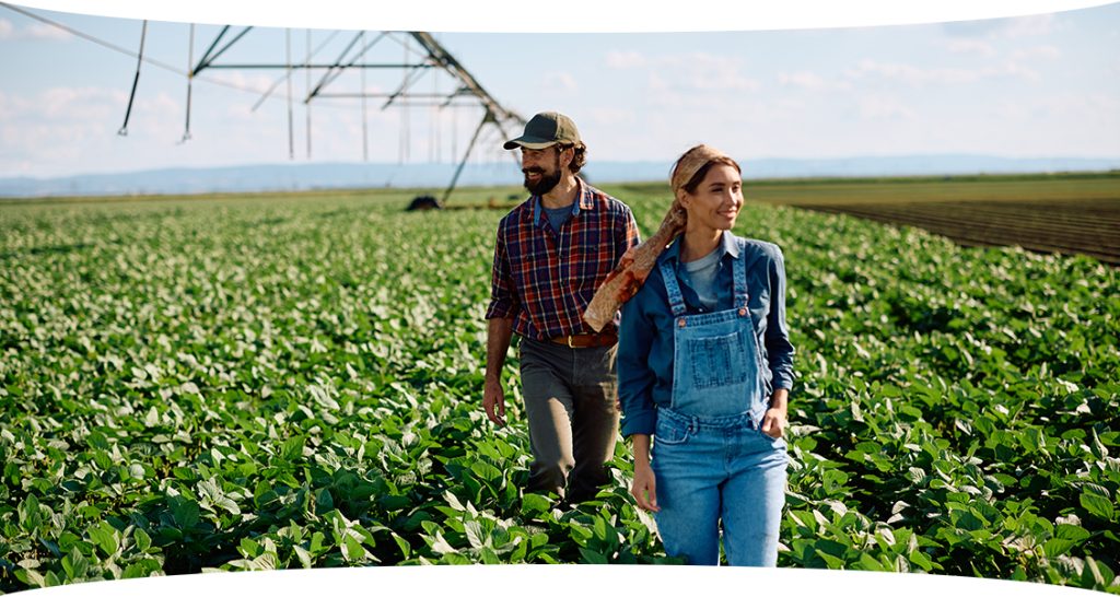 Agriculteurs dans leur exploitation équipée d'un système d'irrigation alimenté par barrage, garants de la souveraineté alimentaire français