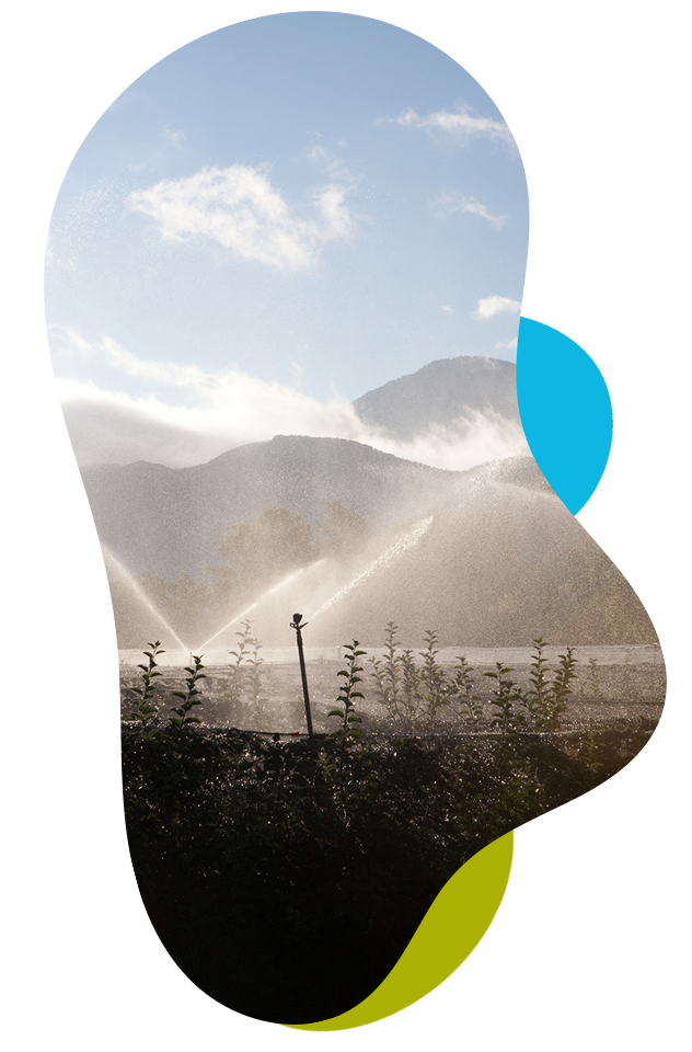 Système d'irrigation moderne dans un champ agricole alimenté par l'eau d'un barrage pour une agriculture durable et économe